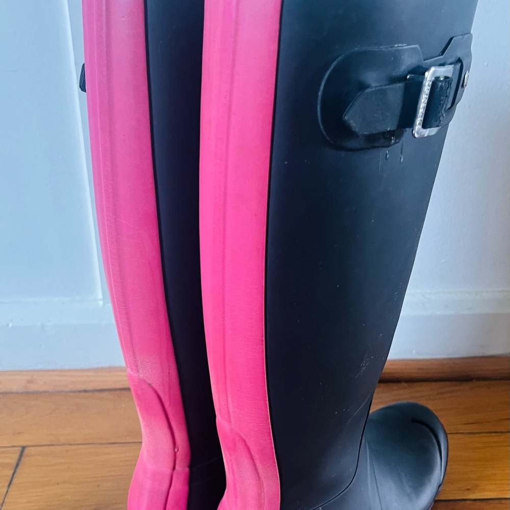 Hunter Boots size 6 in Lipstick 👄 PINK & Navy Rain Boots